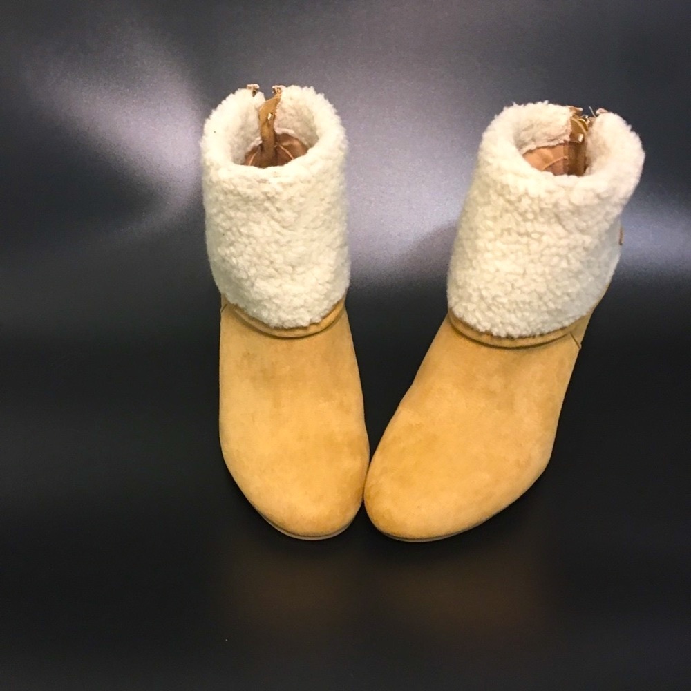 Elegant Woman’s Tan Wedge SIze 7
